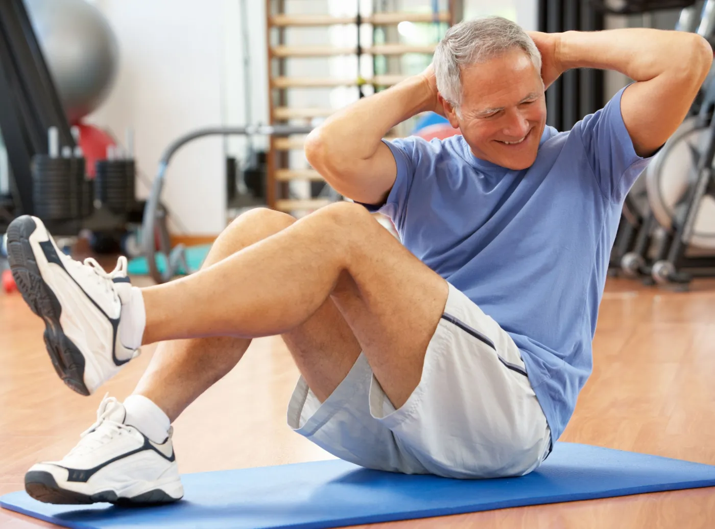 Starszy mężczyzna ćwiczy