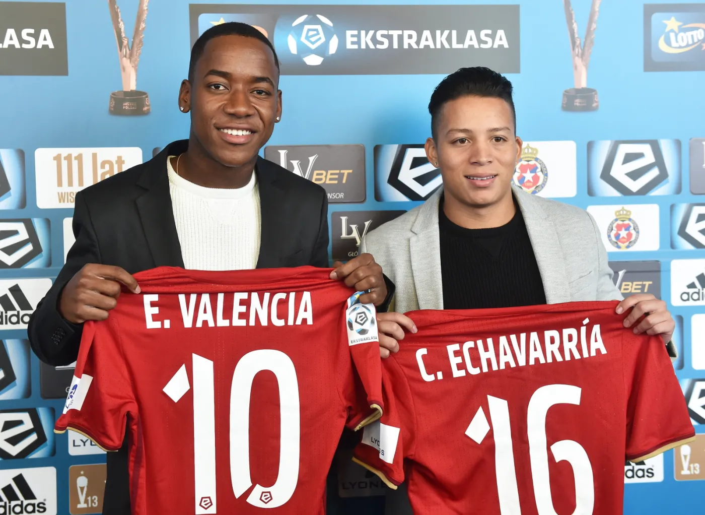 Nowi piłkarze Wisły Kraków - kolumbijski pomocnicy Ever Valencia (L) i Cristian Echavarria (P)