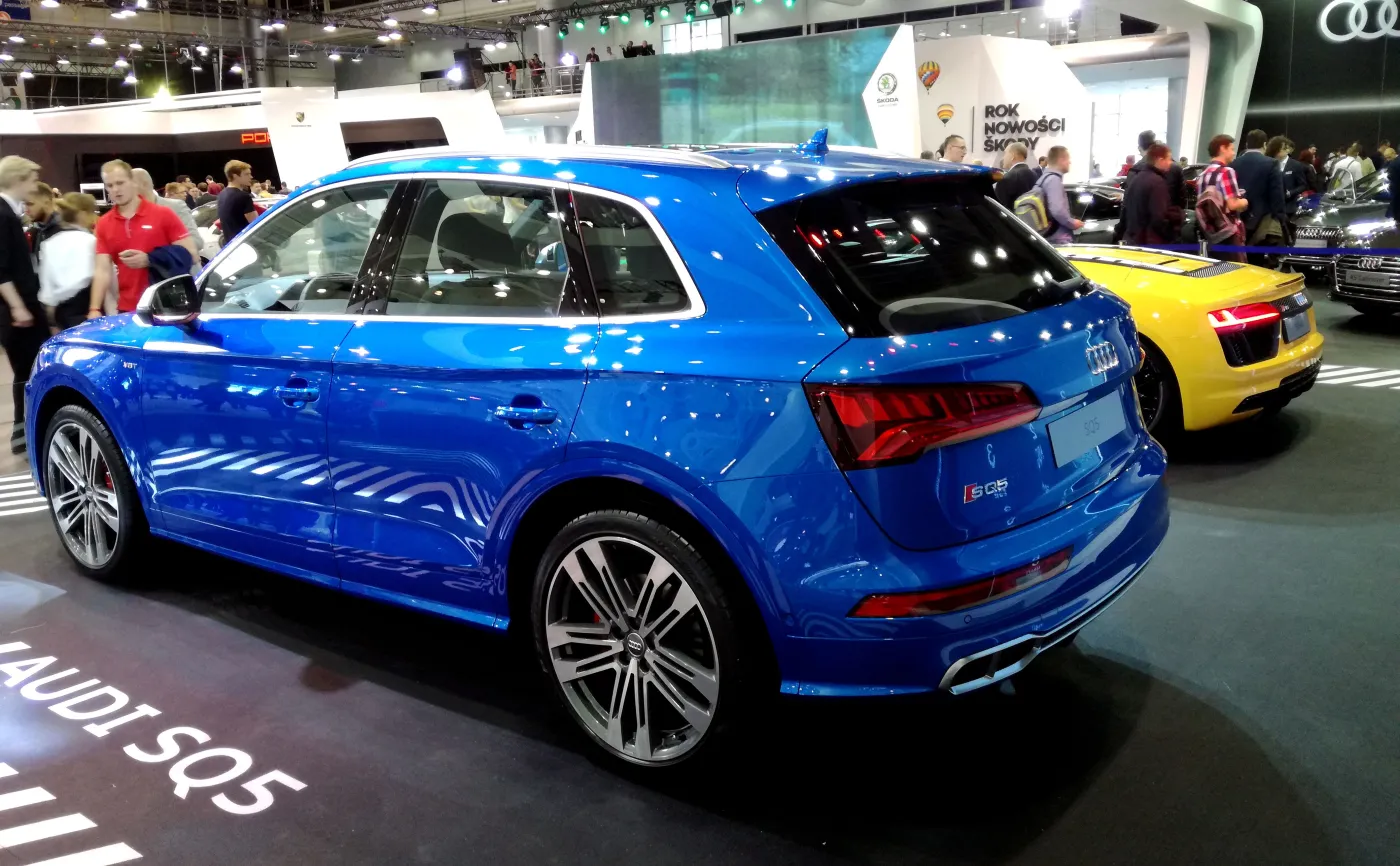 10043358-audi-r8-spyder-i-audi-sq5.jpg
