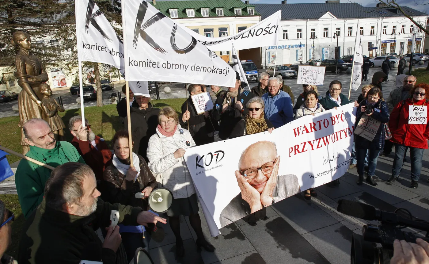 Muzyk z KOD handlował kobietami? "To ogromnie hańbiący zarzut"