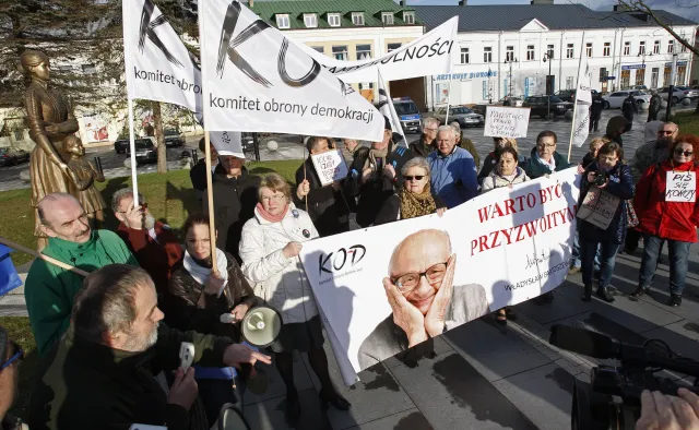 Muzyk z KOD handlował kobietami? "To ogromnie hańbiący zarzut"