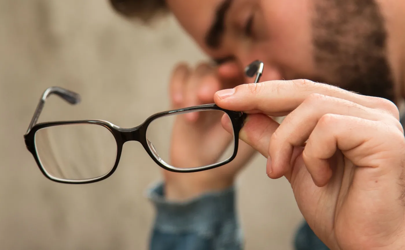 Mężczyzna trzyma okulary