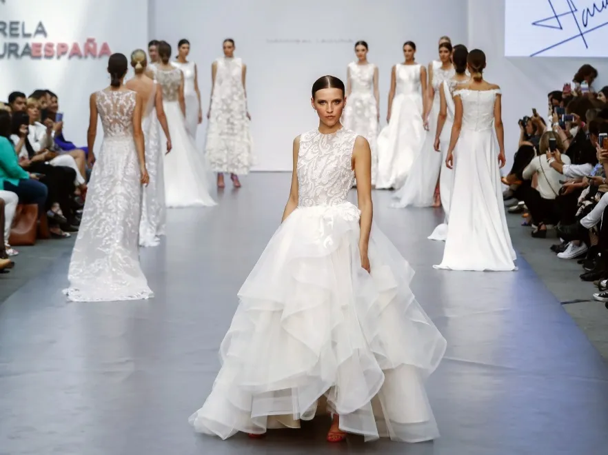 Modne suknie ślubne na sezon 2017. Propozycje prosto z madryckiego tygodnia mody ślubnej