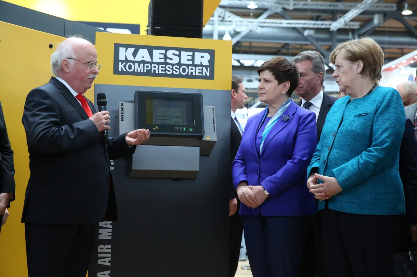 Zagrały z robotem w kółko i krzyżyk, dostały broszki w kształcie K-dronu. Merkel i Szydło otworzyły targi Hannover Messe 2017 [ZDJĘCIA]