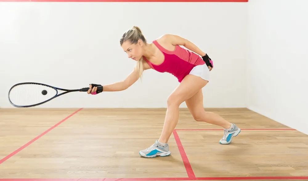 Kobieta grająca w squasha