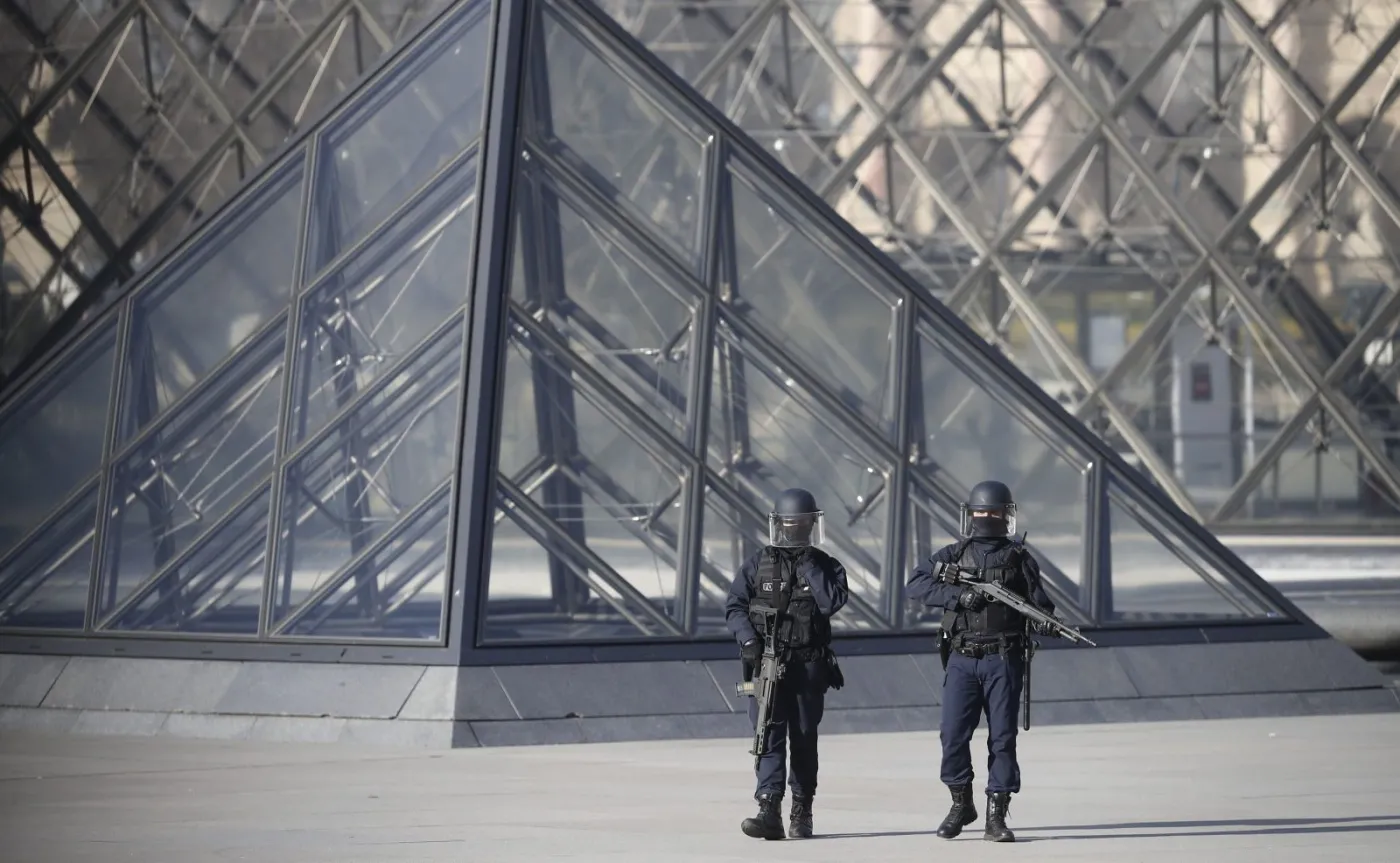 Strzelanina przed Luwrem