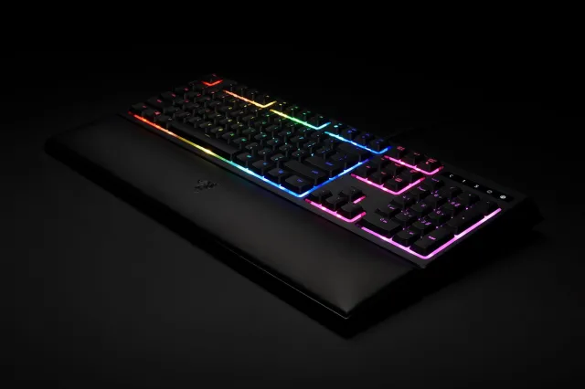 Razer połączył ogień z wodą. TESTUJEMY hybrydową klawiaturę - Ornatę