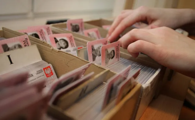 Komisja Europejska zagroziła, że odbierze Polsce dotacje. Prace nad nowym dowodem ruszyły z kopyta. Co będzie potrafił?