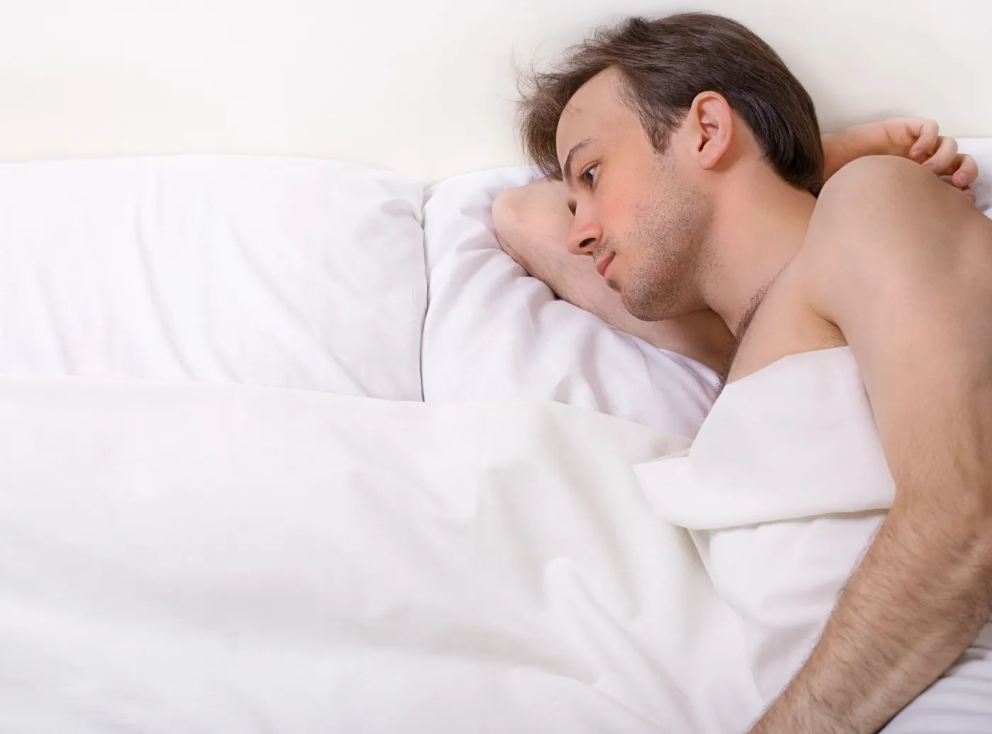 Samotny mężczyzna w łóżku