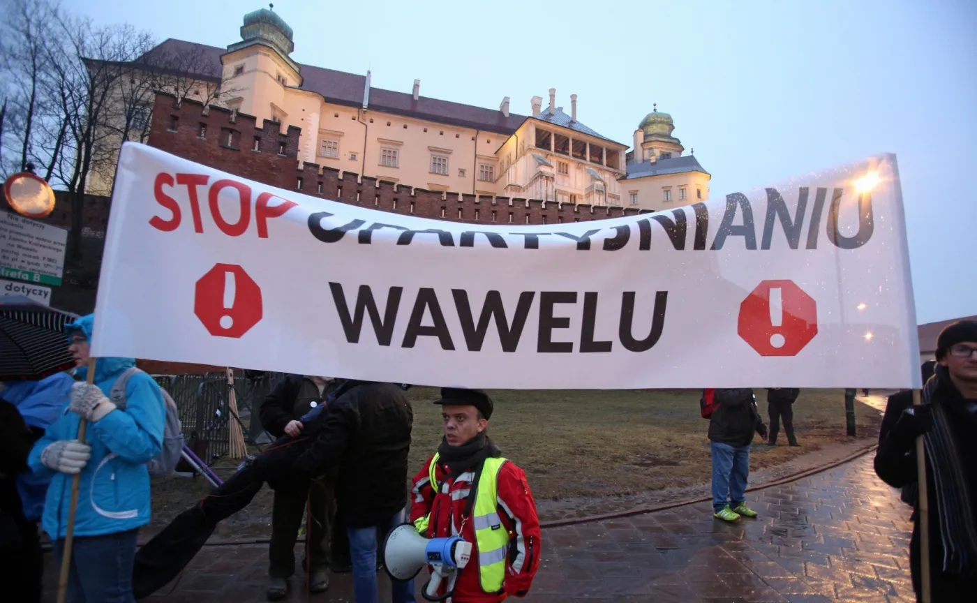 9894188-protest-przeciwnikow-pis.jpg