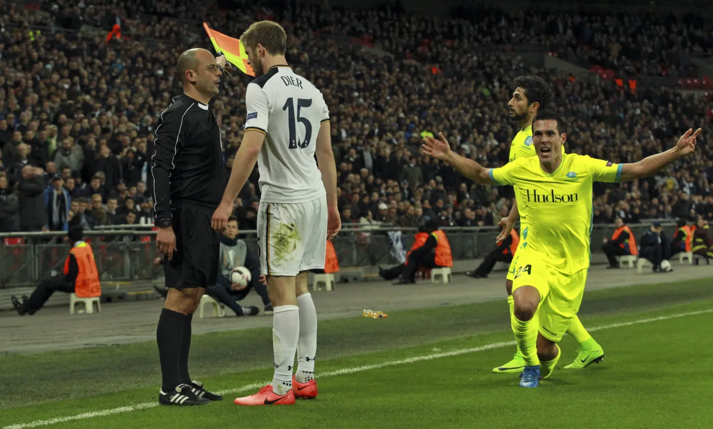 Eric Dier (w białym stroju)