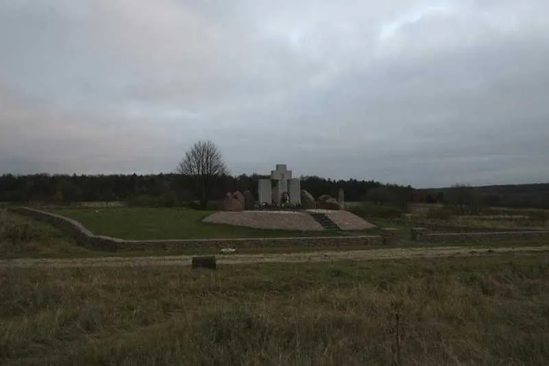 Miejscowa ludność odbudowała pomnik pomordowanych Polaków. Ambasador na Ukrainie: To był cud