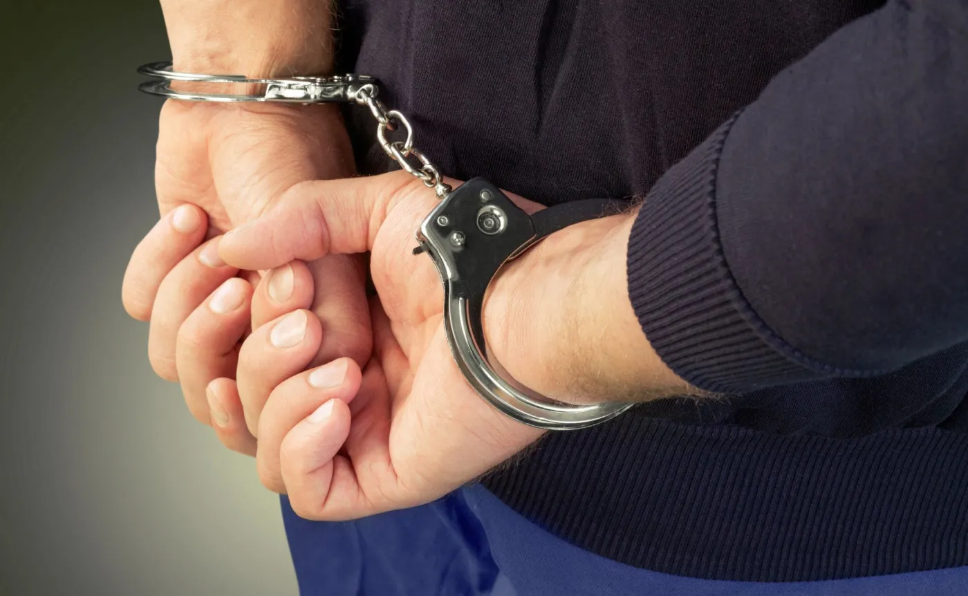 Mężczyzna skuty kajdankami