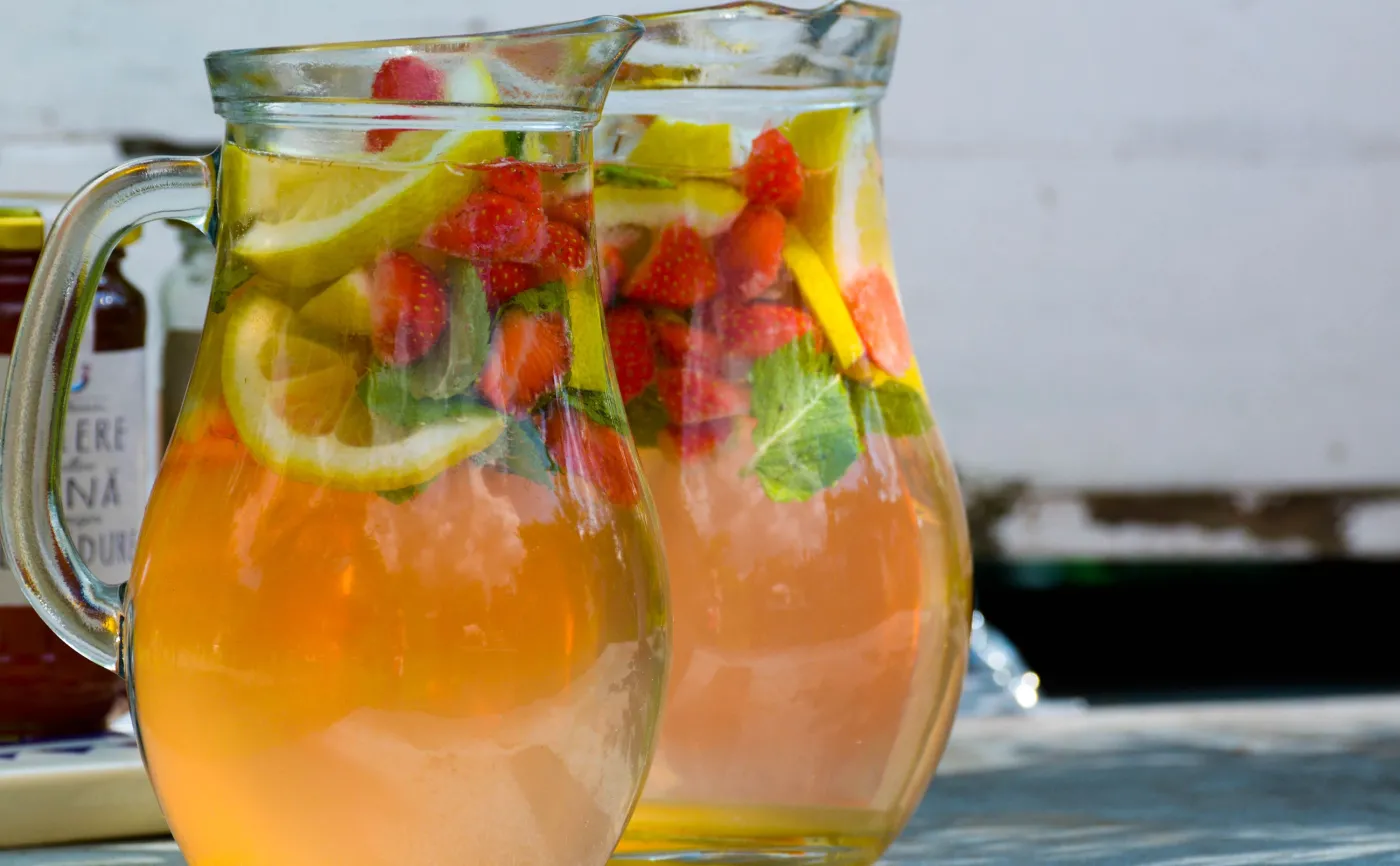 Dzbanki z wodą z owocami