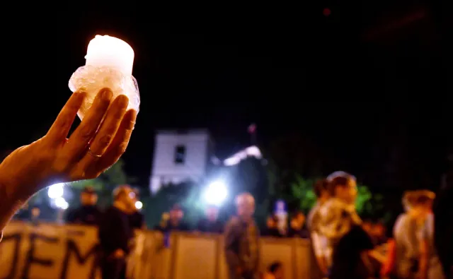 Poseł PiS chce donieść na demonstrantów przed Sejmem. "Byłem popychany i szturchany"
