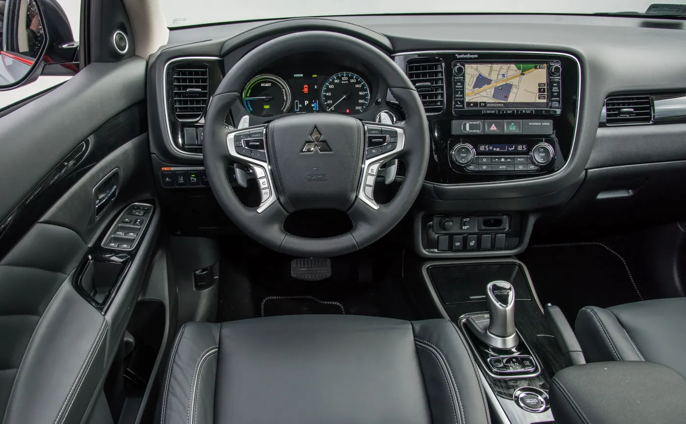 9078440-mitsubishi-outlander-phev.jpg