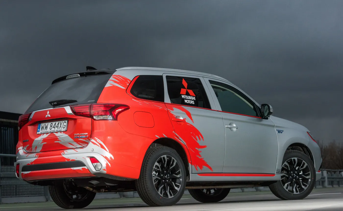 9078622-mitsubishi-outlander-phev.jpg