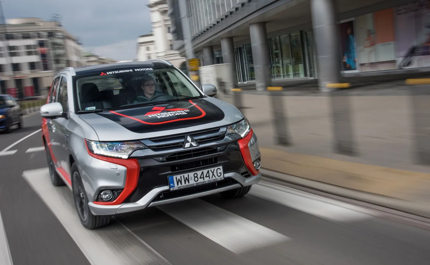 Nowy outlander PHEV w Polsce jeździ kilometry za darmo. Już 100 tys. kierowców uwierzyło w technologię Mitsubishi [WIDEO]