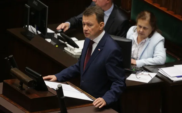 Burzliwa debata w Sejmie o nawałnicach. Schetyna ostro atakuje Błaszczaka i Macierewicza, a szef MON wbija mu szpilę