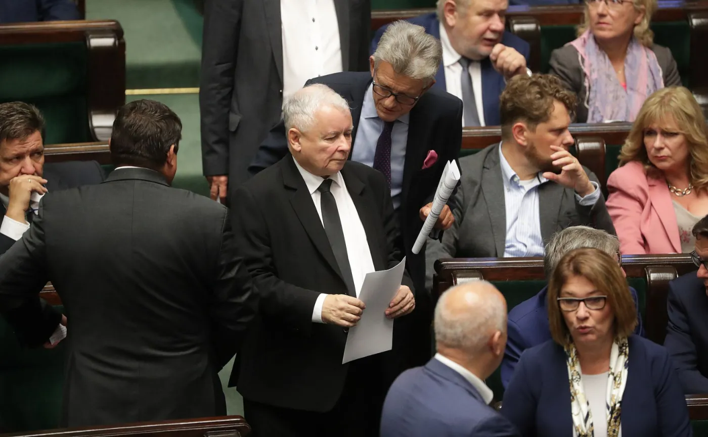 Kaczyński i posłowie PiS