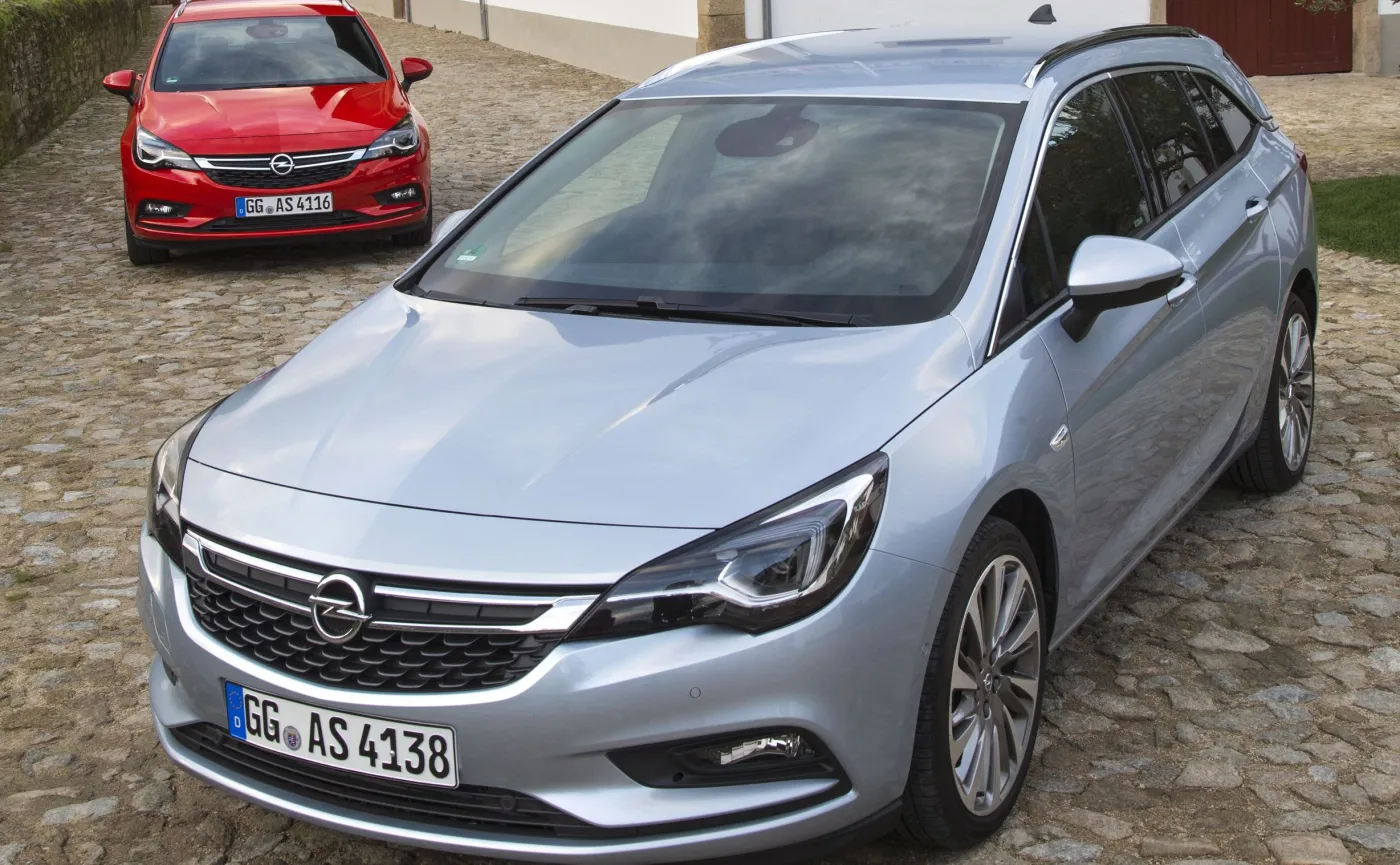 8861517-opel-astra-sports-tourer.jpg