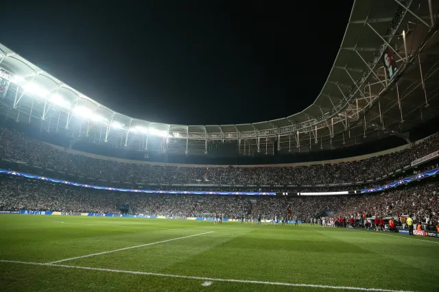 Kuriozalna sytuacja w meczu Ligi Mistrzów. Piłkarz zszedł z boiska, bo drażnił go doping kibiców [WIDEO]