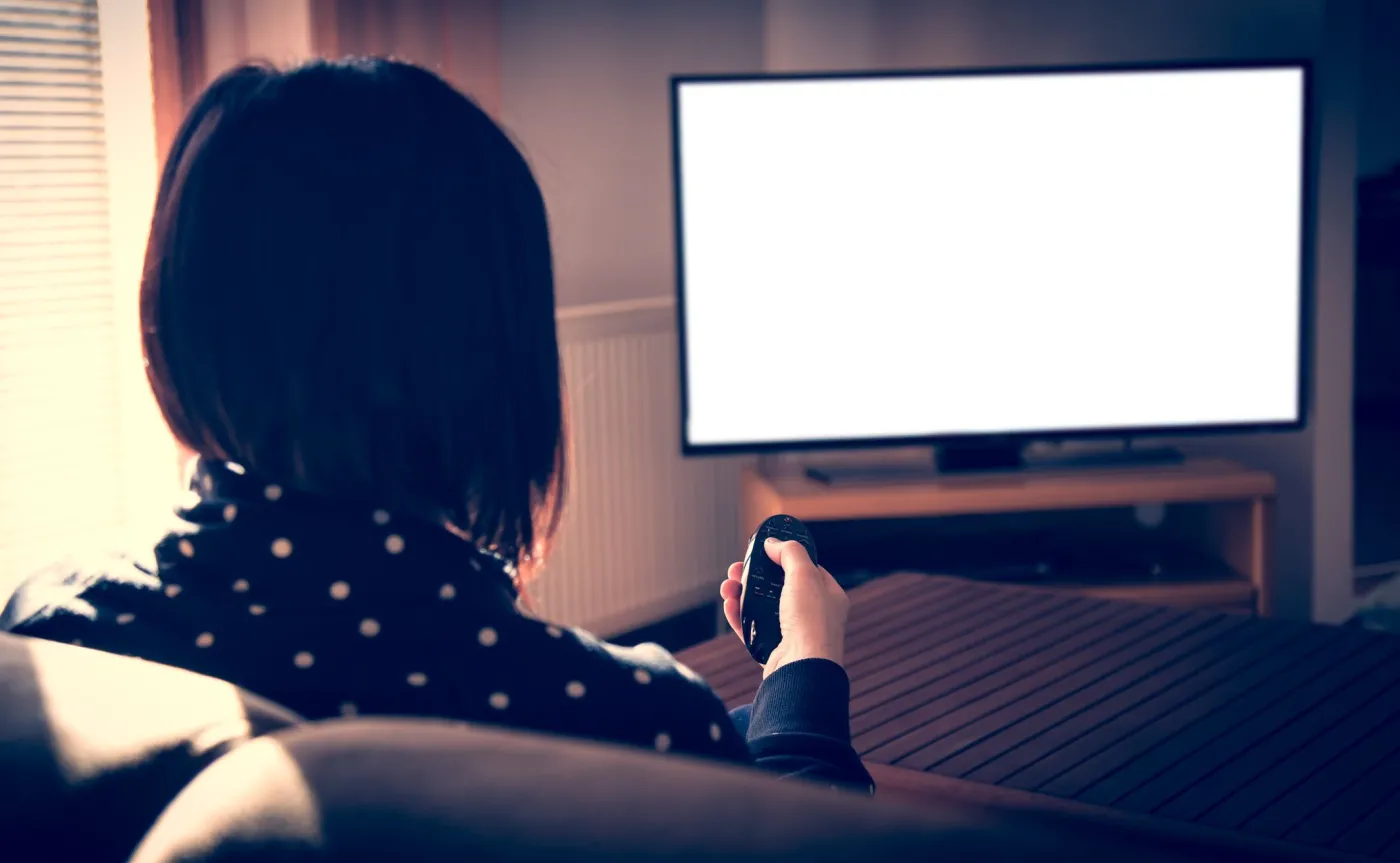 Kobieta ogląda telewizję