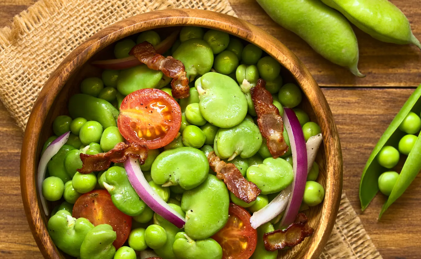 Bób z pomidorami, boczkiem