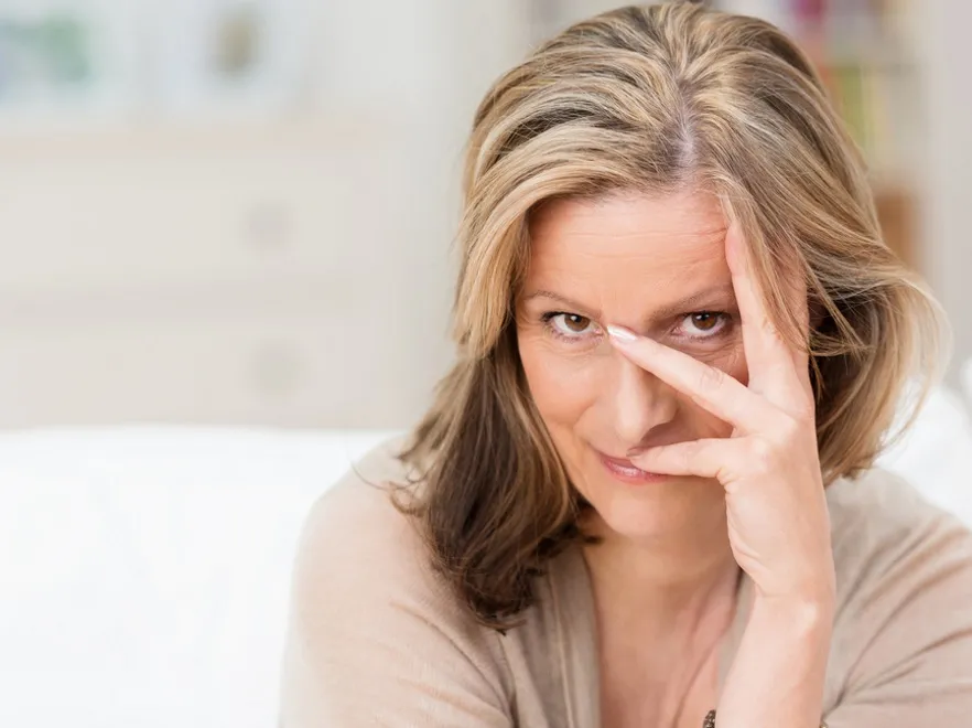 Kobieta zakrywająca twarz