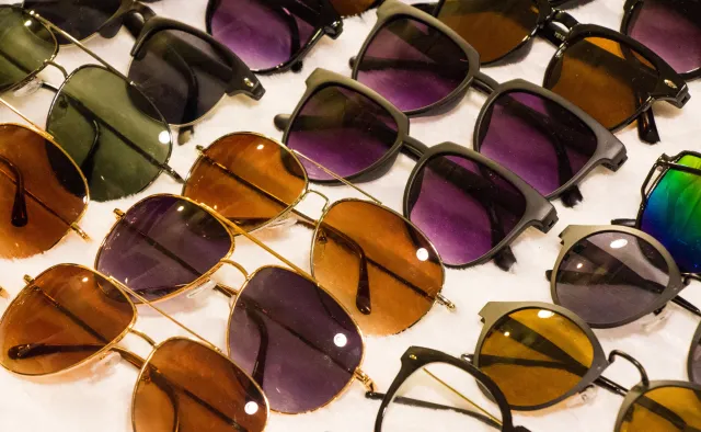 Tanie okulary ze straganów mogą szkodzić oczom. Mogą wywołać skrzydlika