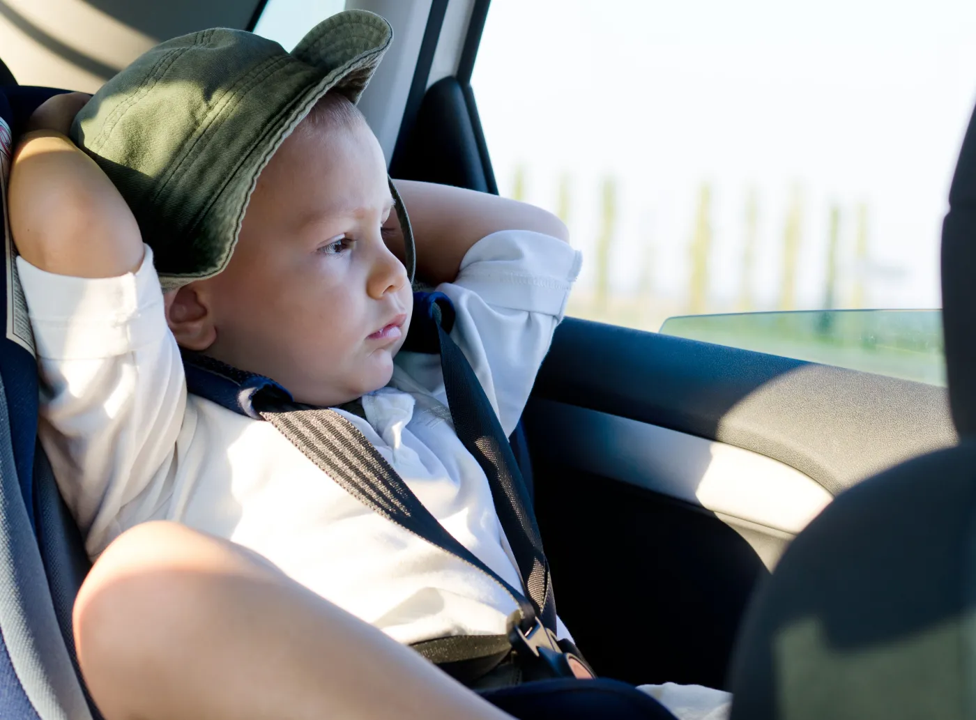 Dziecko jedzie samochodem