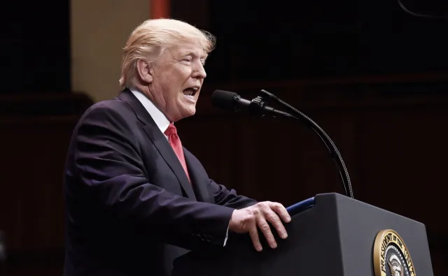 Donald Trump szokuje na Twitterze. Wrzucił przeróbkę wideo, na którym... nokautuje CNN