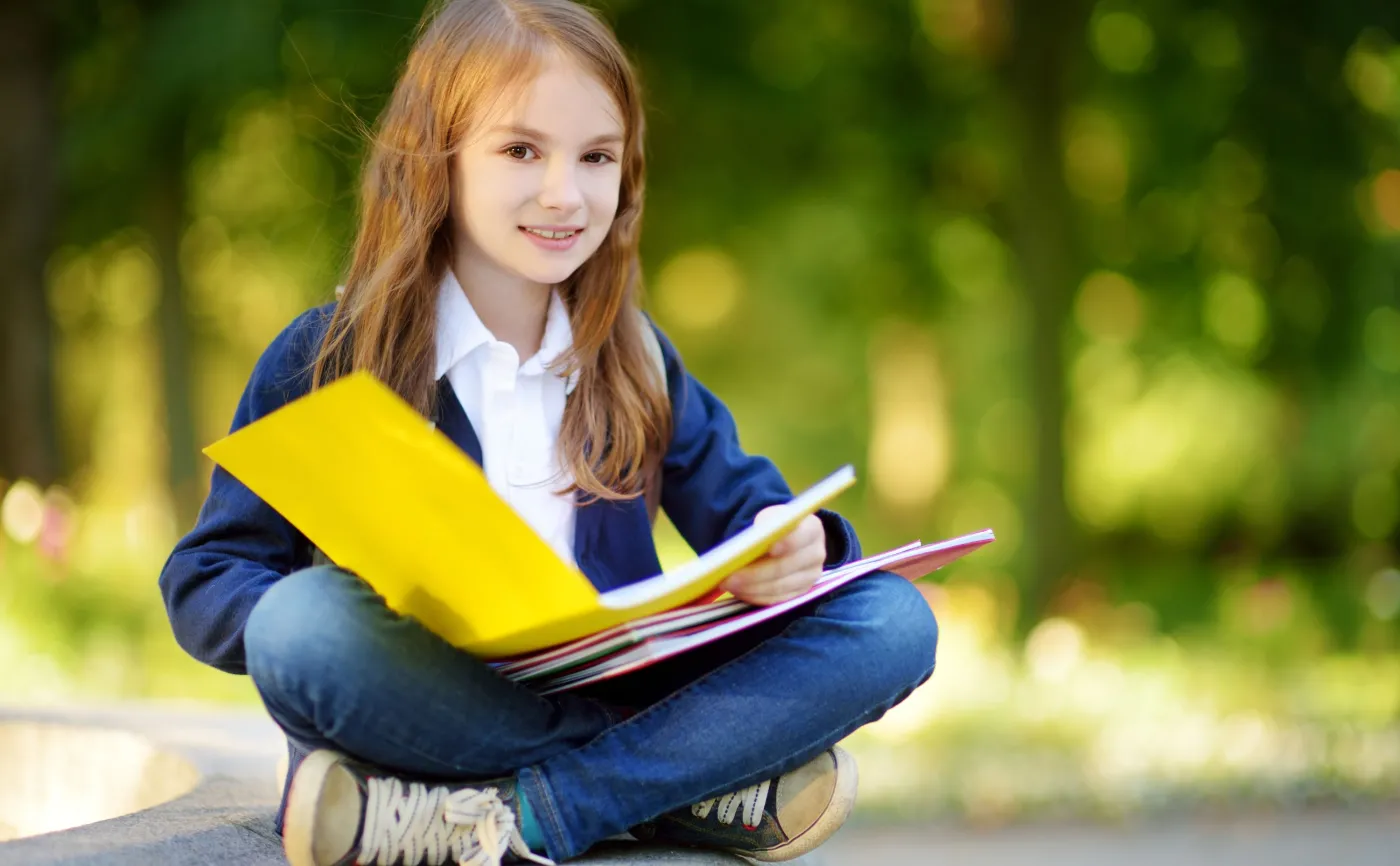 Dziewczyna czyta książkę