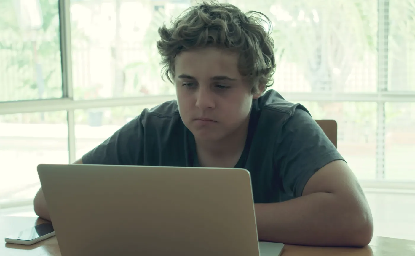 Chłopiec przed laptopem