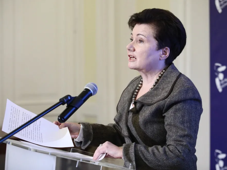 Tak źle dopasowanej marynarki Hanna Gronkiewicz-Waltz nie miała nigdy wcześniej. FOTO