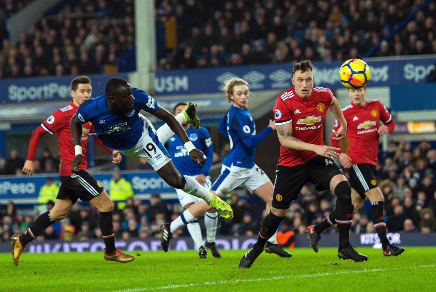 Oumar Niasse i Phil Jones