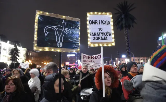 "Czarna Środa" i protest kobiet. Incydent przed siedzibą PiS, wejście obrzucone woreczkami z farbą