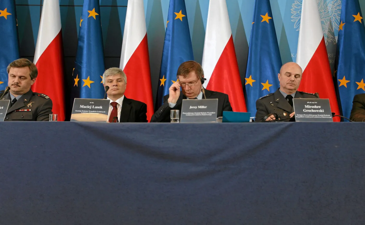 Cichy kokpit, obecność gen. Błasika w kabinie. "Sieci" o kulisach tworzenia raportu komisji Millera