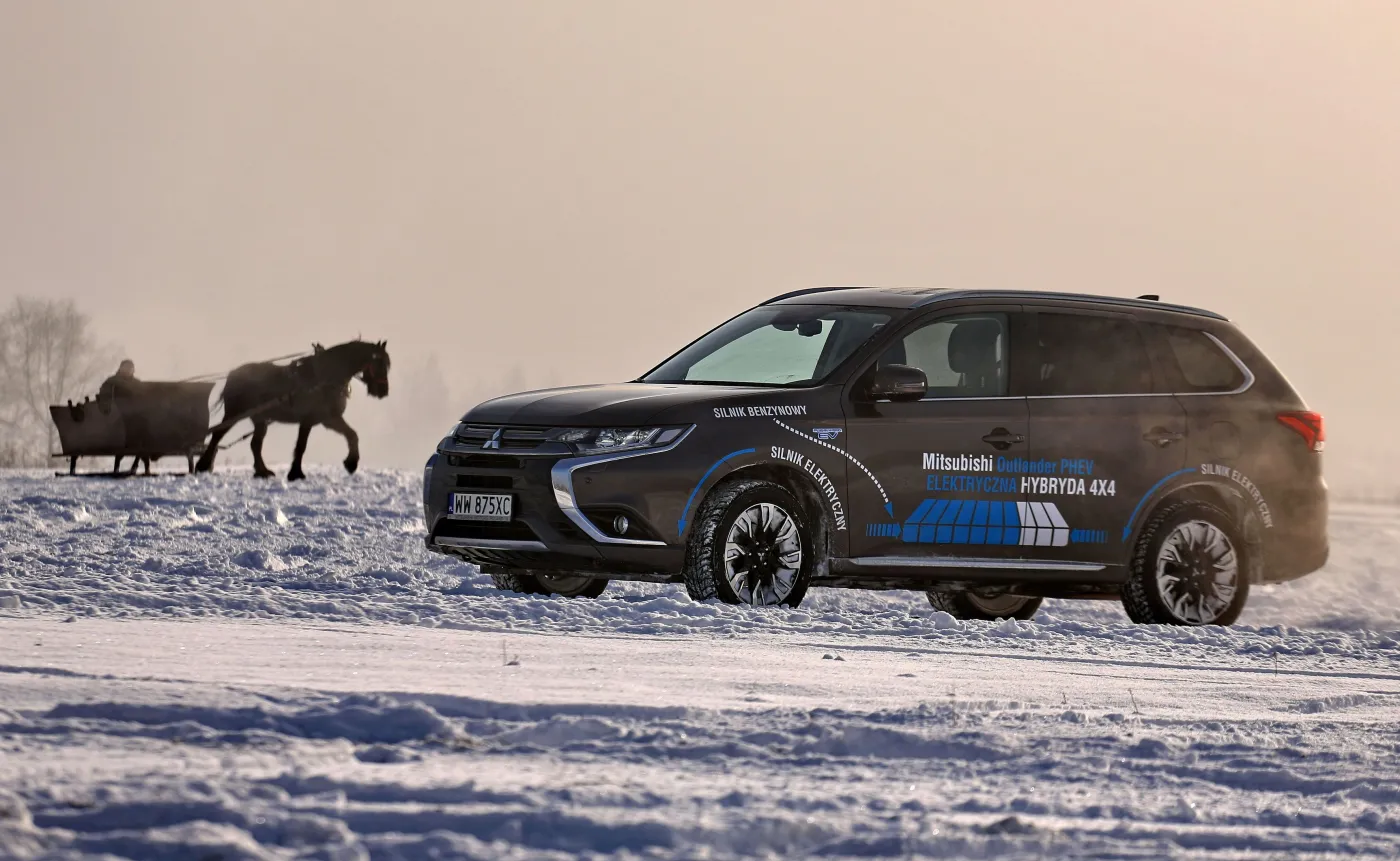 10739119-mitsubishi-outlander-phev.jpg