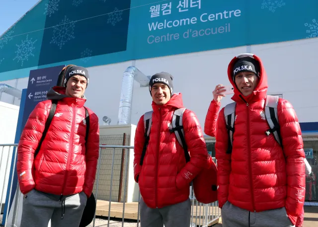 Pjongczang 2018: Stoch i jego koledzy wylądowali w wiosce olimpijskiej. Do Korei lecieli klasą biznes