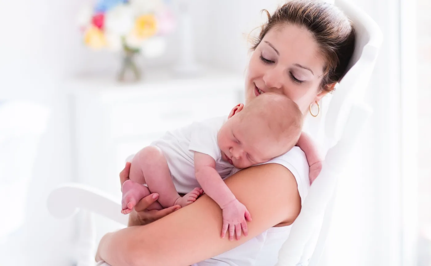 Noworodek na rękach u mamy