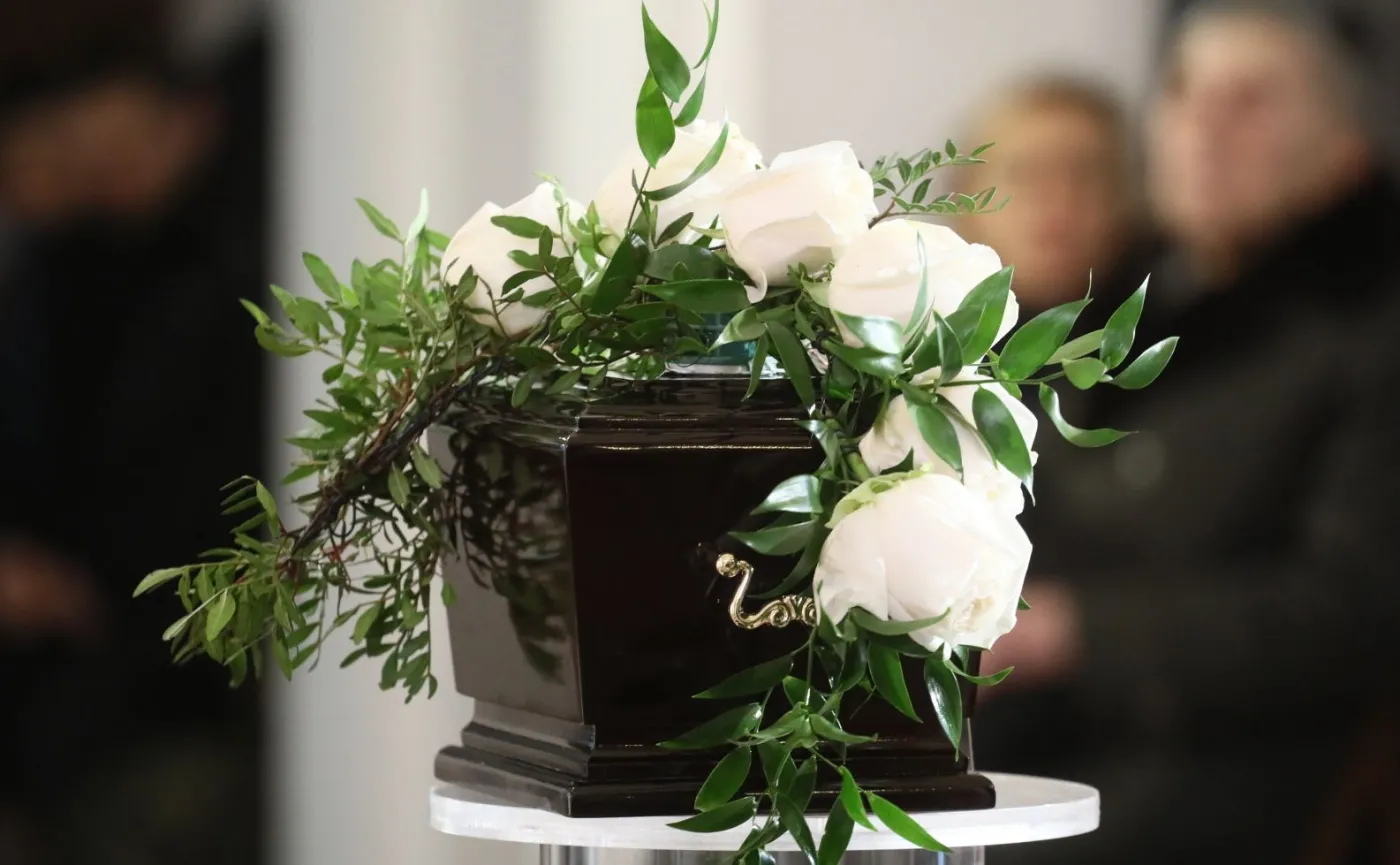 "Wychowaliśmy się na jego poczuciu humoru i wspaniałych rolach". Pogrzeb Wojciecha Pokory