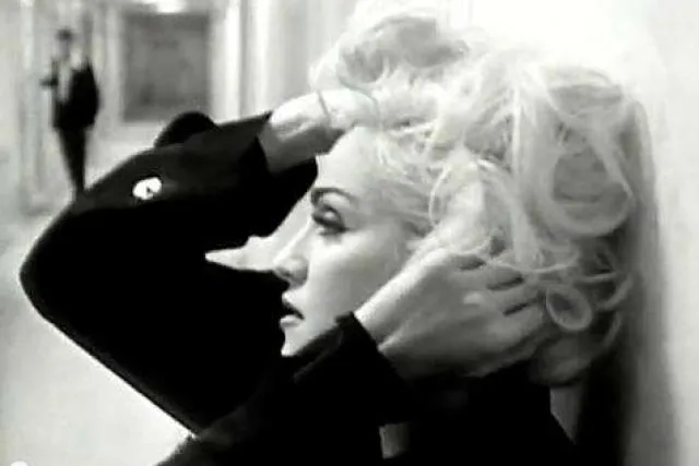 Madonna "Justify My Love". Nagranie z 1990 roku nie wzbudziło tylu kontrowersji, co teleysk do niego. Madonnie zarzucano fascynację filmami poronograficznymi. Tylko czy jeśli powstaje takie nagranie, to czy można z tego robić zarzut?