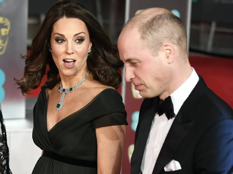 (Niewystarczająco) złamała reguły? Kreacja księżnej Kate z wczorajszej gali BAFTA podzieliła opinię publiczną. FOTO