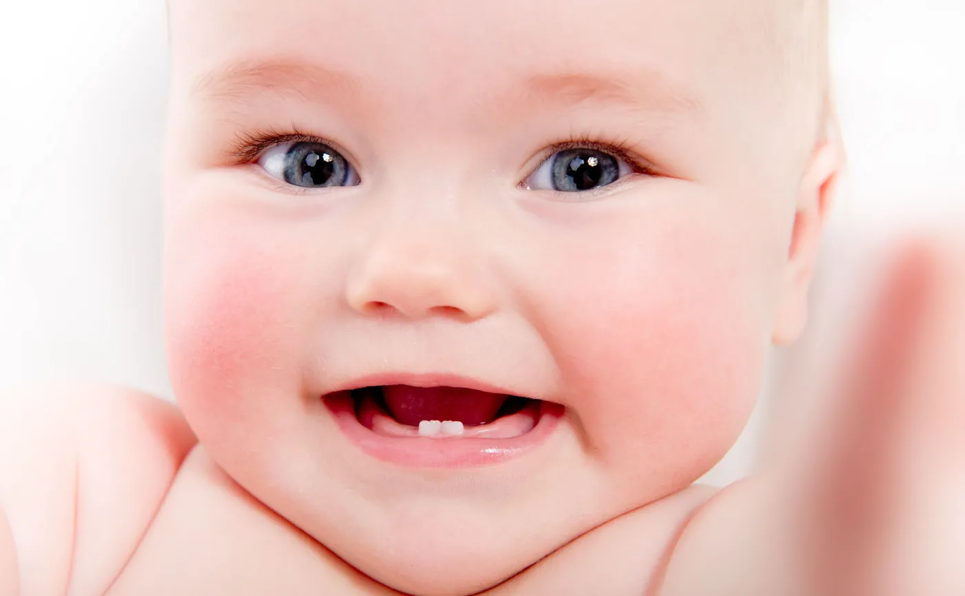 Niemowlę pokazuje ząbki