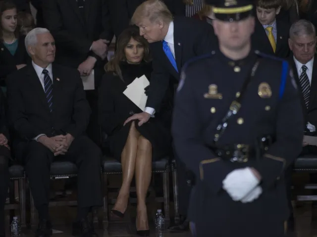 Jego dotyk ją boli? Zagraniczne media mają używkę z TYCH ZDJĘĆ Melanii i Donalda Trumpów