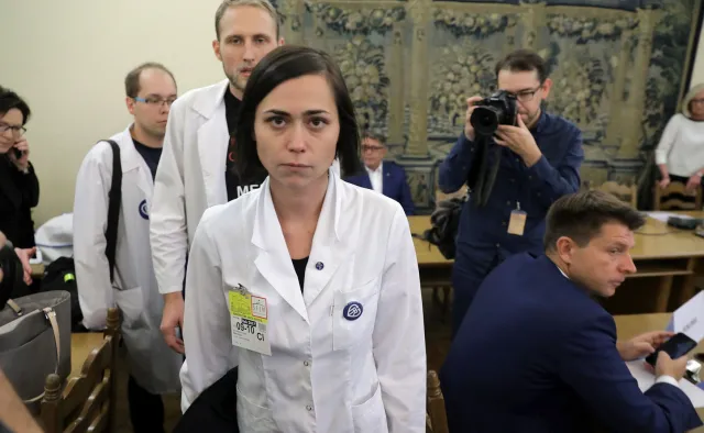 "Fakt" wytyka rządowi: Będą podwyżki dla pracowników IPN, a dla młodych lekarzy nie ma