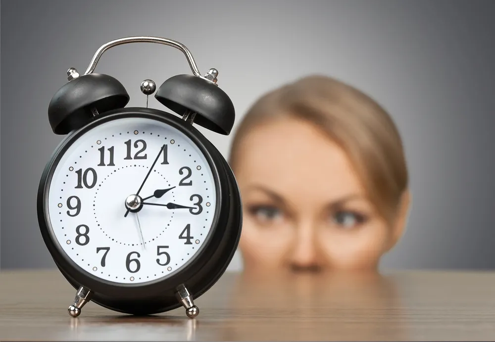 Kobieta patrząca na zegar