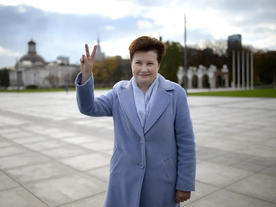 Poległa na detalach... Prezydent Warszawy "nie udźwignęła" stylizacji z modnym płaszczem. FOTO