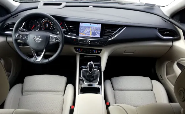 Polacy kupują i rejestrują coraz więcej nowych samochodów